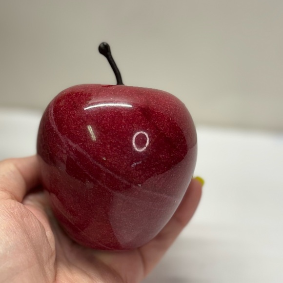 VINTAGE RED ALABASTER APPLE POLISHED STONE FRUIT DECORATIVE PAPERWEIGHT - Picture 3 of 4